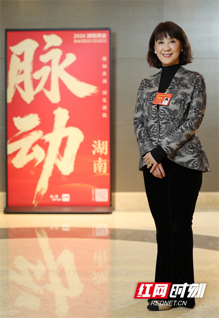 湖南省人大代表、湖南亘晟门窗幕墙有限公司董事长何海英.jpg